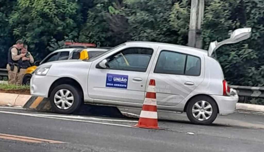 Carro da prefeitura de União da Vitória se envolve em acidente no "Trevo do Regional"