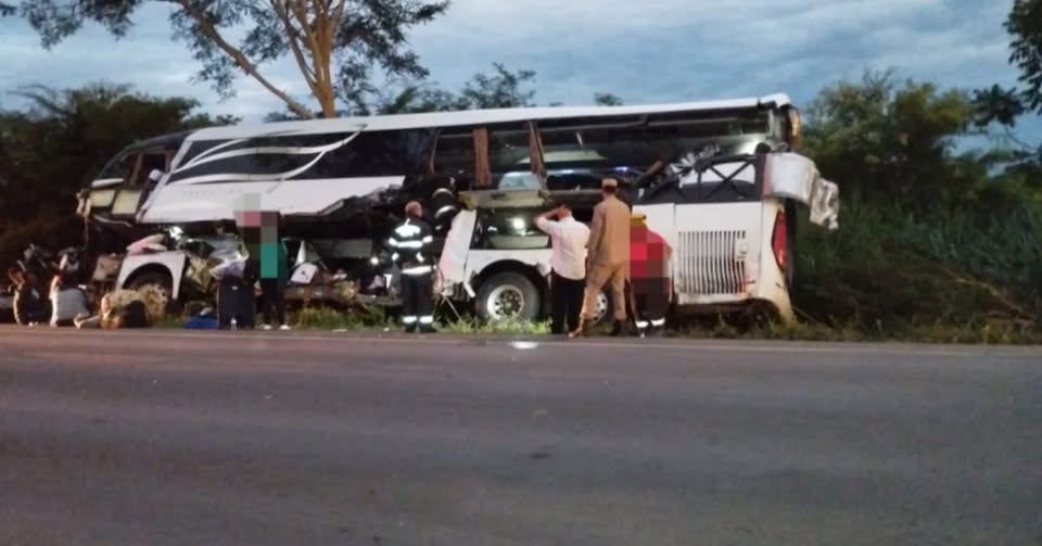 MOTORISTA DE ÔNIBUS DA REUNIDAS FICA FERIDO EM ACIDENTE