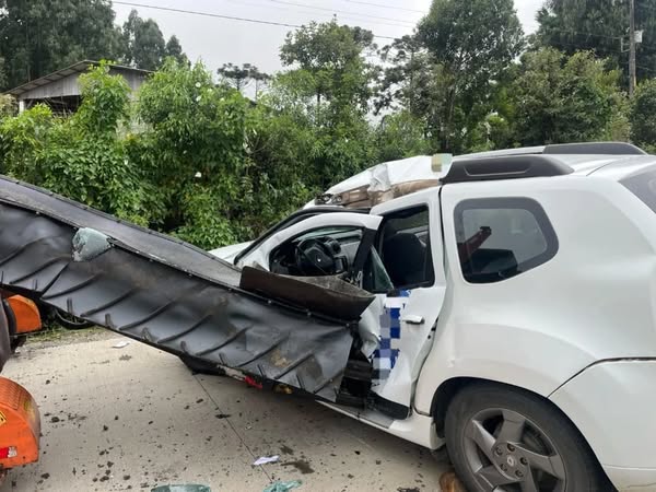 CARRO SE CHOCA COM MAQUINÁRIO EM MAJOR VIEIRA E MOTORISTA FICA FERIDO