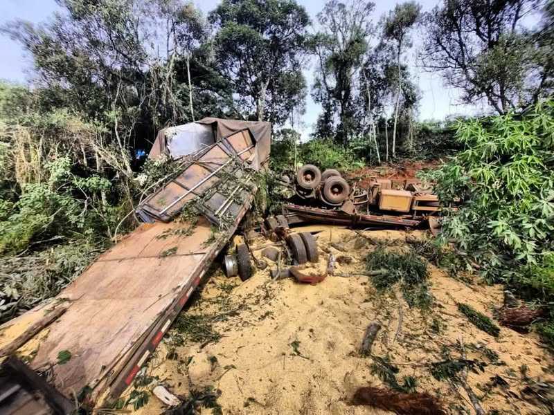Acidente de trânsito com óbito envolvendo carro e caminhão na BR-277 em Guarapuava-PR