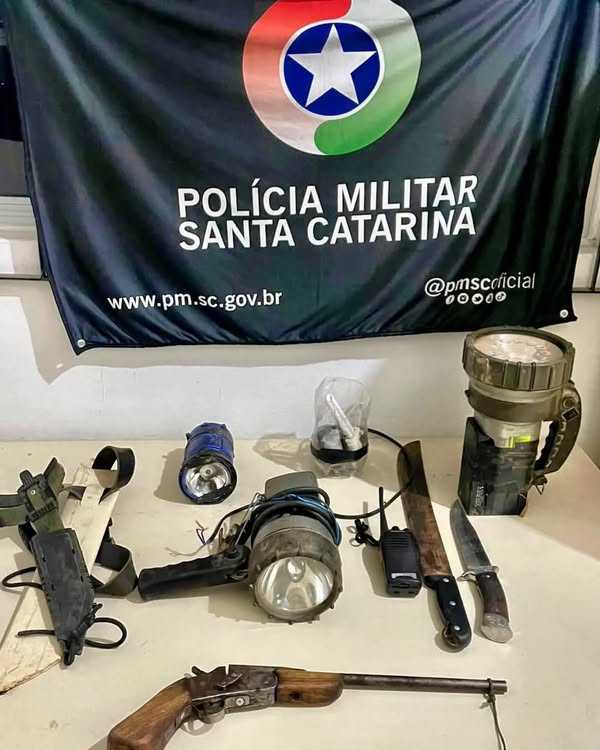 PM de Porto União aborda Ford Corcel II com armas, lanternas e cachorros no porta-malas