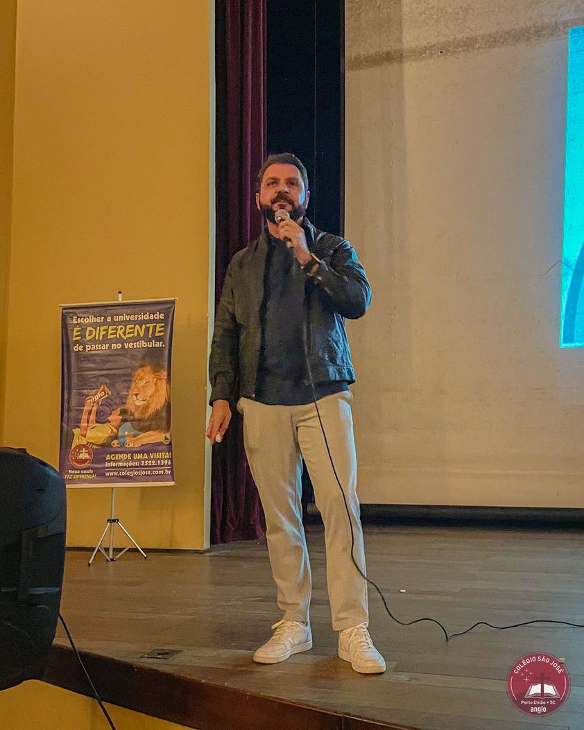 Colégio São José promove palestra sobre inteligência artificial e educação em União da Vitória