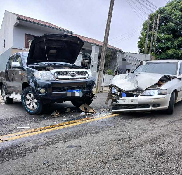 Acidente envolve carro e camionete próximo a Rádio Porto União FM no Cidade Nova em Porto União