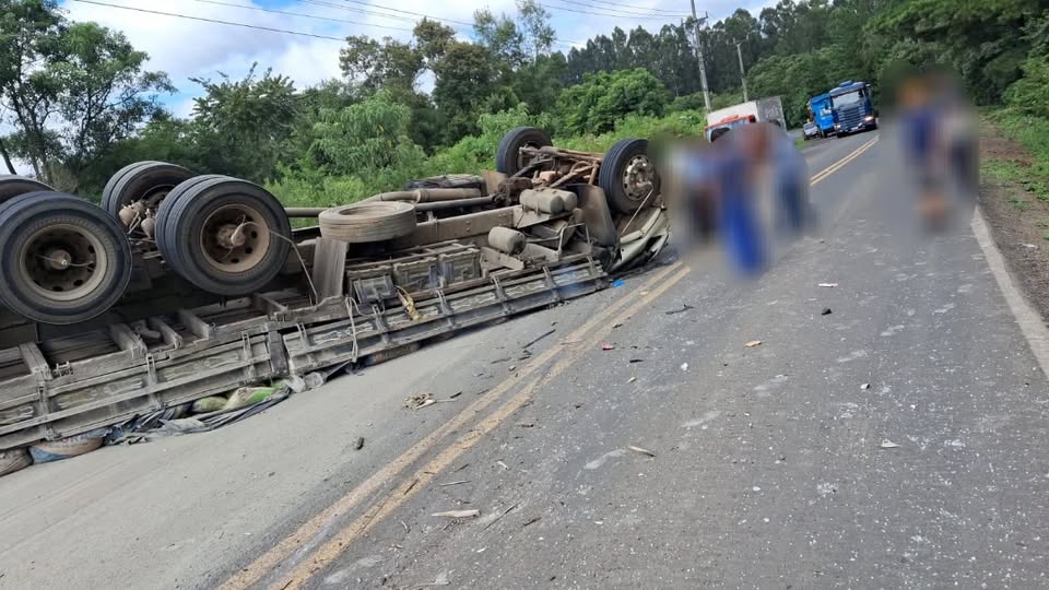CAMINHÃO TOMBA EM MALLET E MOTORISTA  ACABADA FALECENDO