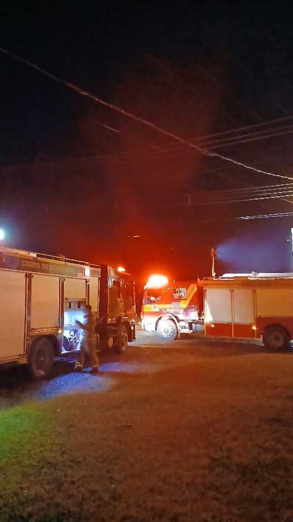 Bombeiros de Porto União e de União da Vitória combatem incêndio residencial