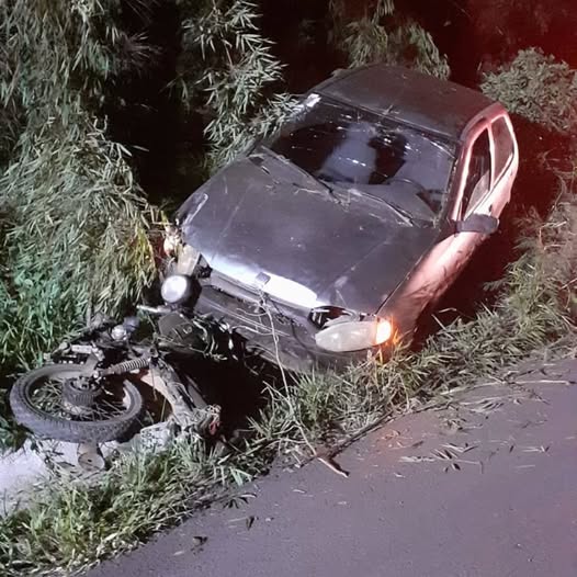 FIAT PÁLIO COLIDE NA TRASEIRA DE MOTO EM TRÊS BARRAS - MOTOCICLISTA FICA FERIDO