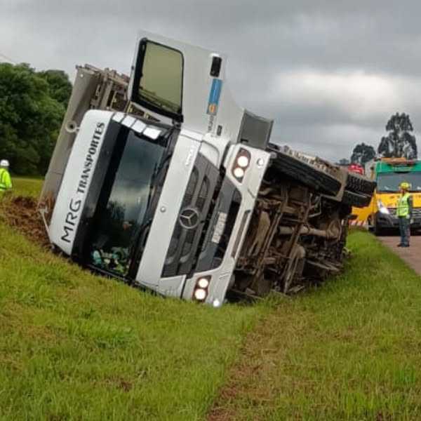 MOTORISTA FICA FERIDO APÓS CARRETA SAIR DE PISTA E TOMBAR EM PAPANDUVA
