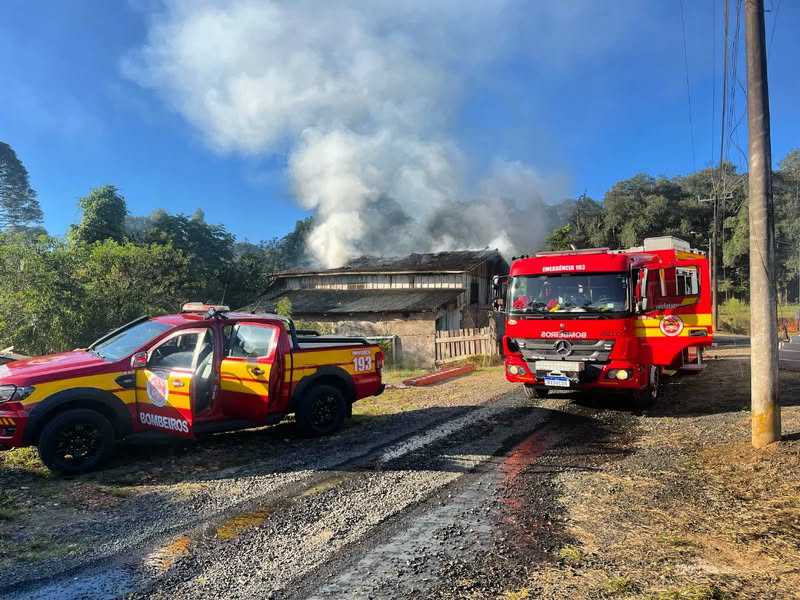 IDOSA DE 94 ANOS E SEU FILHO DE 67 FORAM SOCORRIDOS APÓS INCÊNDIO EM RESIDÊNCIA