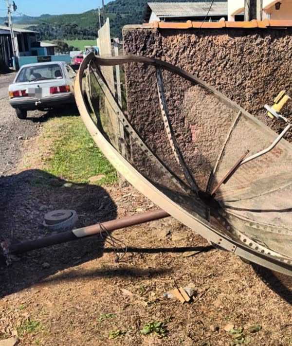 Homem tenta furtar parabólica no dia do trabalhador mas acaba contido por populares em Bituruna