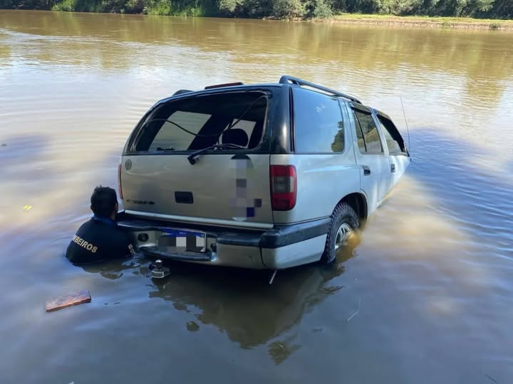 BOMBEIROS RESGATAM BLAZER SUBMERSA