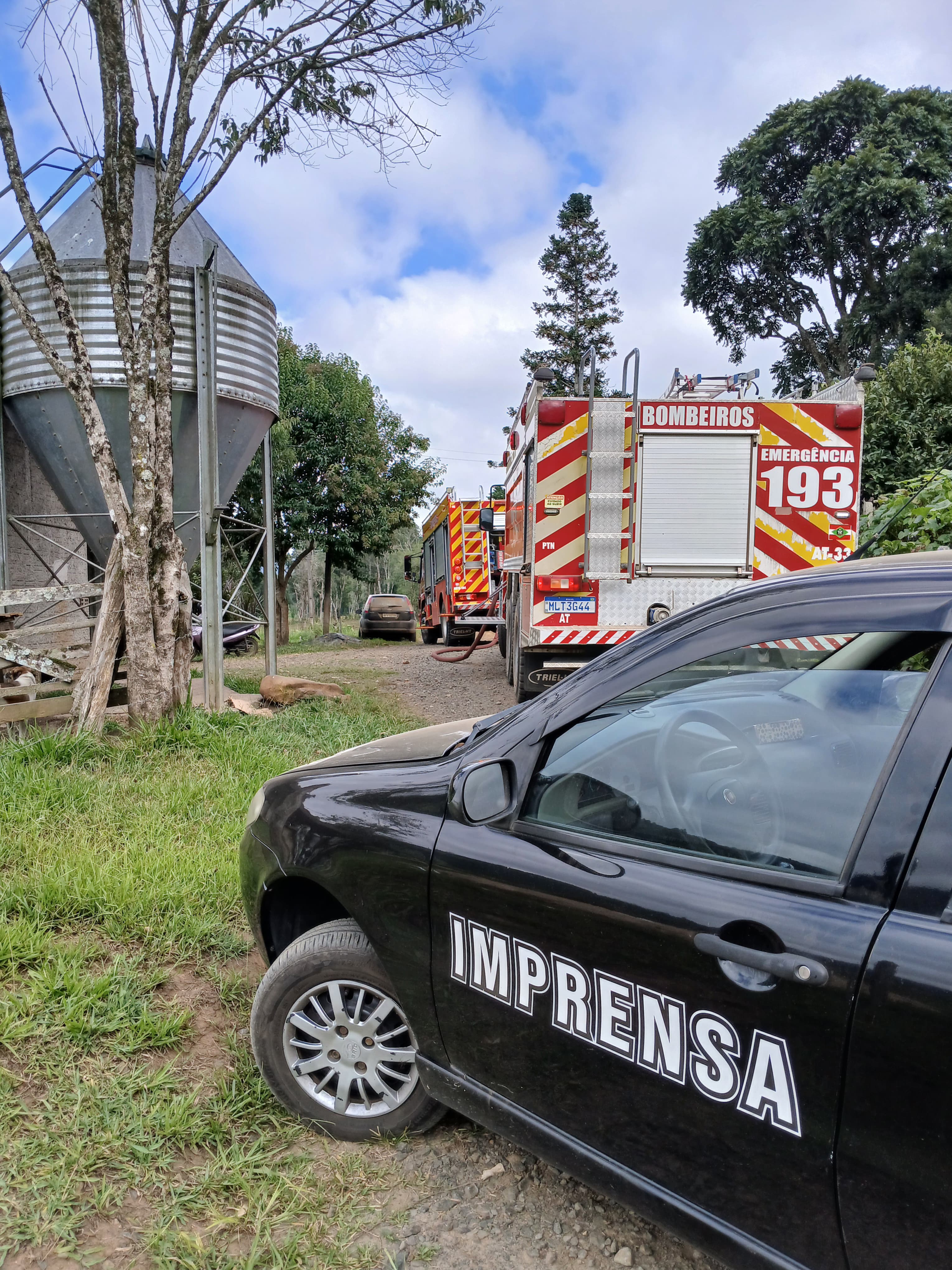 INCÊNDIO NO RIO DOS PARDOS MOBILIZA BOMBEIROS DE PORTO UNIÃO