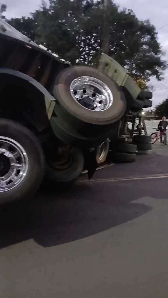 Carreta tomba parte de carga de compensados no São Pedro em Porto União