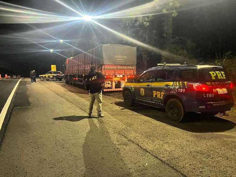PRF apreende carga milionária de contrabando na BR 153 em Porto Vitória/PR