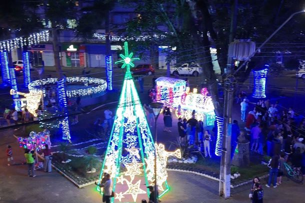 Natal Luz de União da Vitória é inaugurado com acendimento da iluminação na Praça Alvir Riesemberg