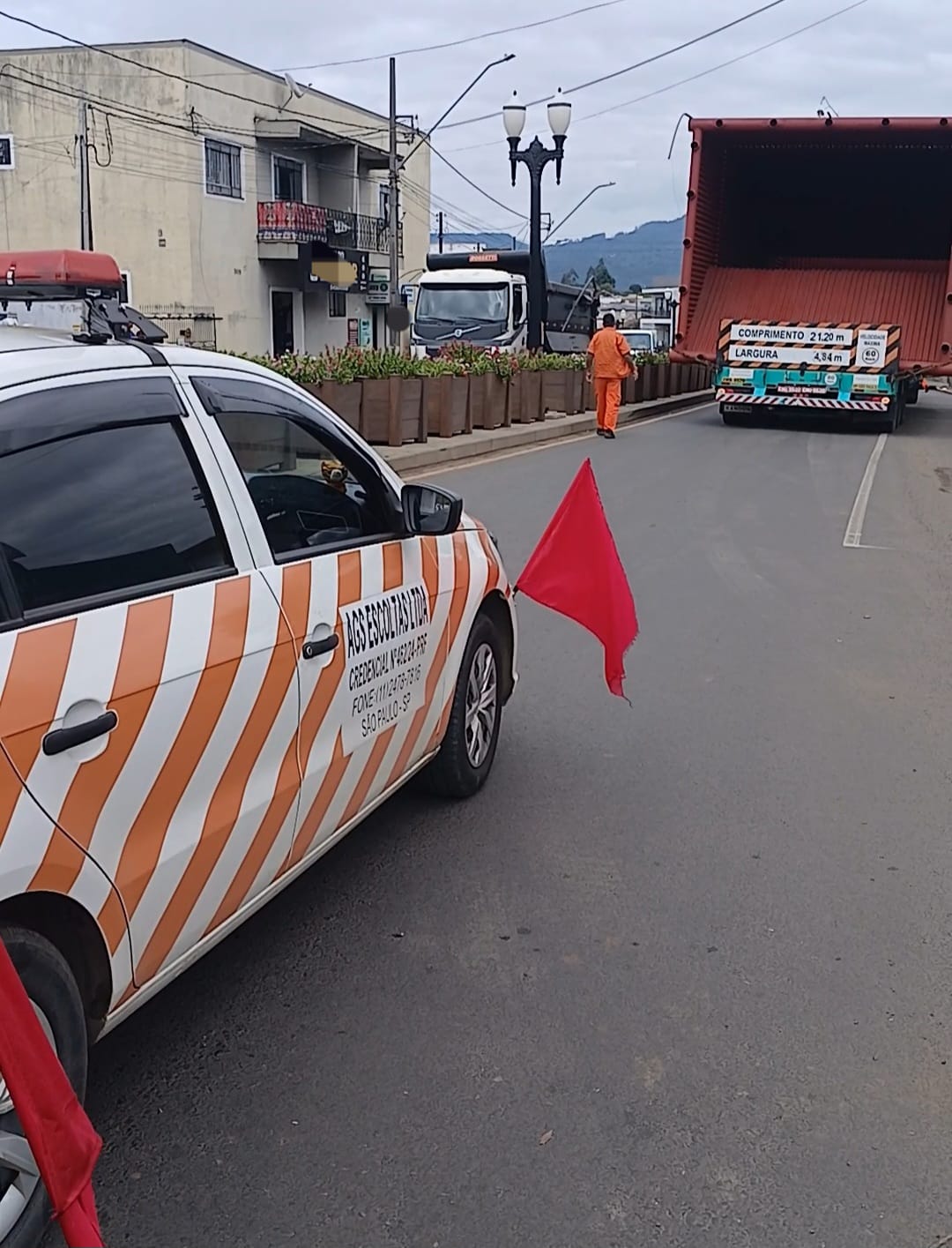 CARGA "GIGANTE" CHAMA  ATENÇÃO AO PASSAR EM PORTO UNIÃO