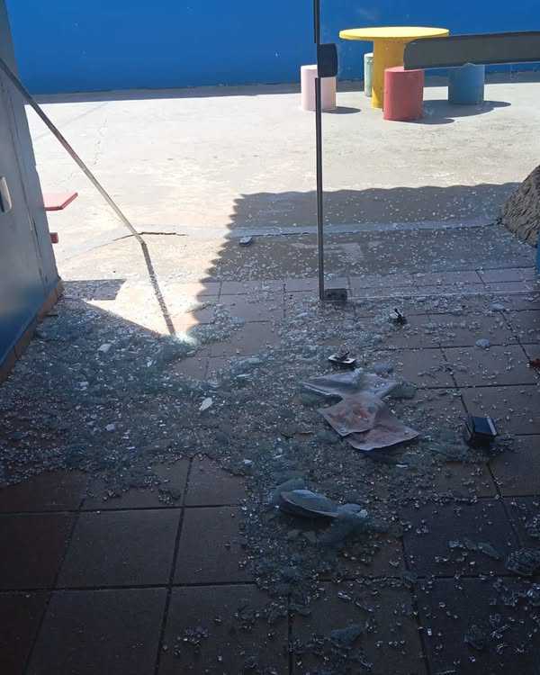 ADOLESCENTE PORTANDO UMA FACA INVADE ESCOLA EM CAÇADOR