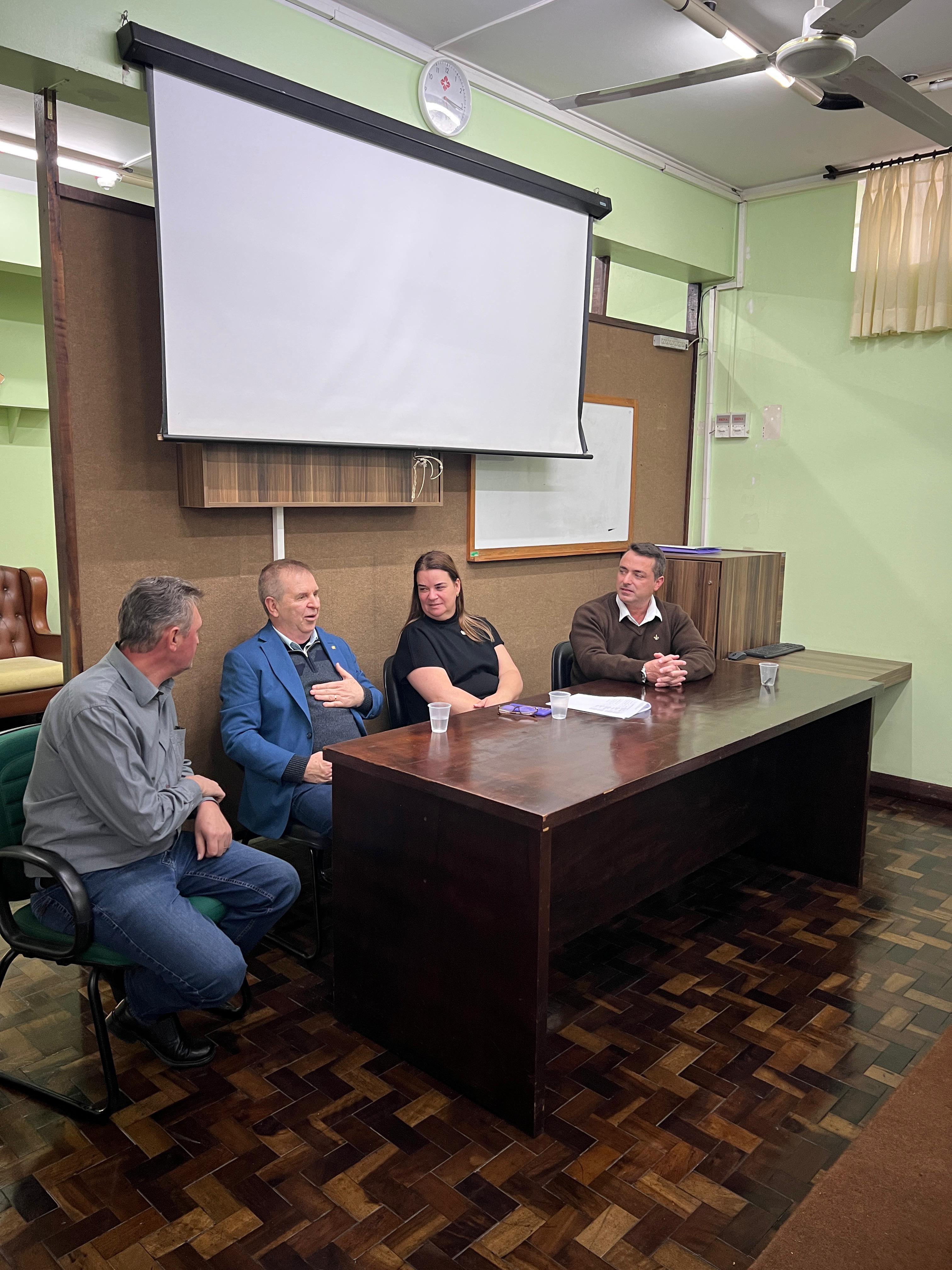 Prefeito Juliano recebe autoridades para tratar do fortalecimento da saúde em Porto União