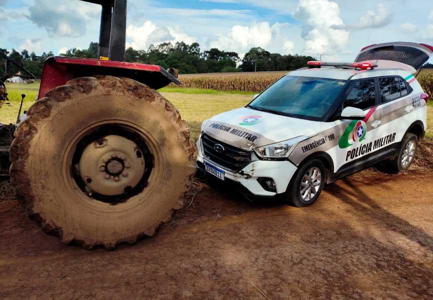 TRATORISTA EM SURTO TACA TRATOR EM CIMA DE VIATURA DA PM EM CANOINHAS