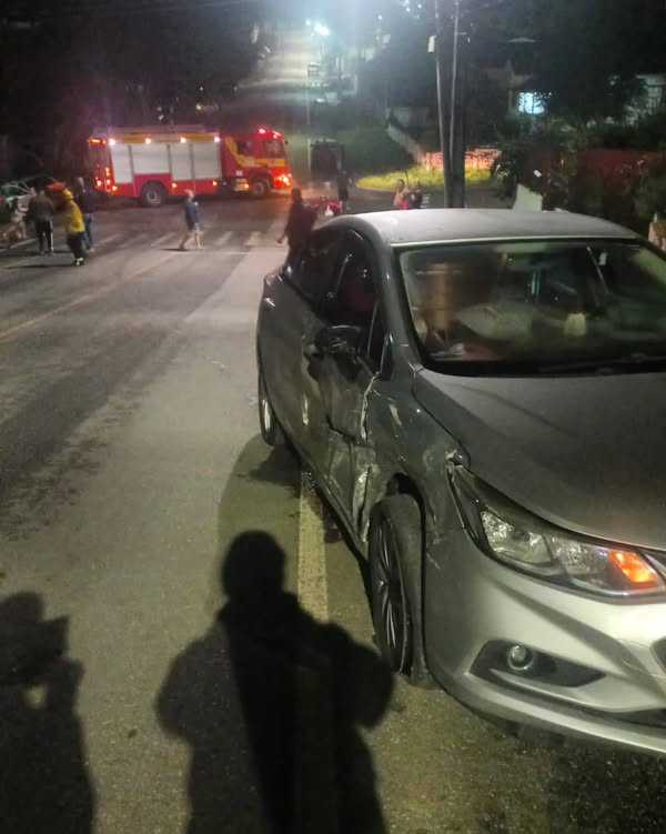 Colisão entre dois carros deixam pessoas feridas em Canoinhas-SC